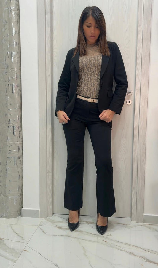 Tailleur con pantalone a zampa e cintura