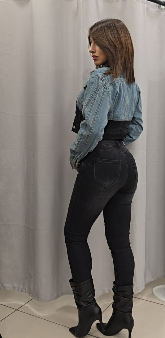 Completo di jeans nero e denim
