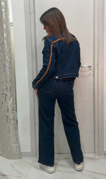 Coordinato in denim e camoscio con cintura