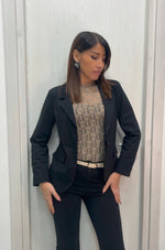 Tailleur con pantalone a zampa e cintura