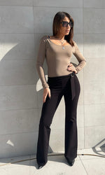 Pantalone a zampa con cinturino