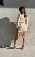 Abito con frange e cintura abbinata