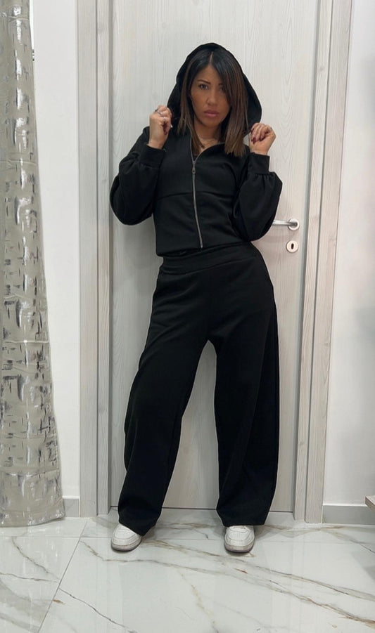 Tuta black con cappuccio