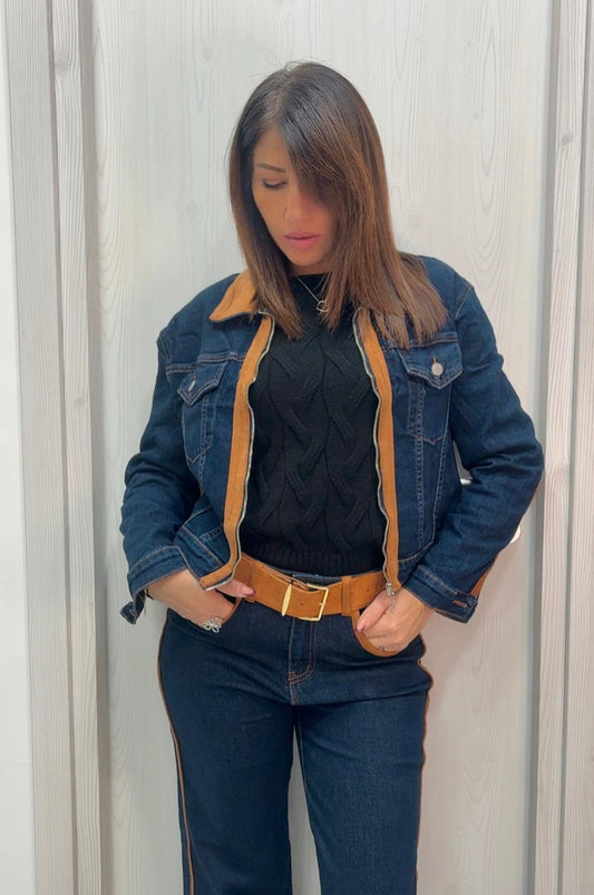Coordinato in denim e camoscio con cintura